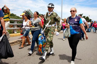 El lunes se evidenció 'un pequeño incremento, cercano al 5 % en la entrada y salida de ciudadanos venezolanos que no genera ningún tipo de alarma, pues obedece a la dinámica propia de la región' en buena medida por ser festivo en su país. (ARCHIVO)