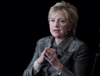 Según el texto, Clinton también habla en su libro sobre las 'dificultades de ser una mujer fuerte ante la mirada del público, las críticas sobre su voz, su edad, su apariencia, y los dobles estándares a los que se tienen que enfrentar las mujeres en política'. (ARCHIVO)