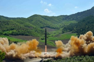 Corea del Norte efectuó este viernes el lanzamiento de un misil balístico que cayó en el mar, en la zona económica exclusiva de Japón. (ARCHIVO)