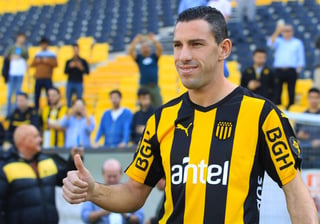 Maxi Rodríguez fue presentado en el Peñarol de Uruguay. (EFE)