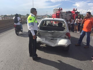 La menor lesionada que fue atendida por paramédicos de Cruz Roja viajaba en un automóvil Chevy, con placas de circulación FJR-4230 del Estado de Coahuila. (ESPECIAL)
