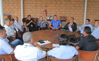Coordinación. Se reunieron representantes del TSM de la liga MX y fuerzas de seguridad locales para la aplicación de operativo 'Estadio Seguro' , por el juego de este domingo. (EL SIGLO DE TORREÓN)