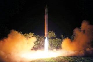 Inmediatamente después del lanzamiento, Corea del Sur, Japón y Estados Unidos reportaron la prueba del misil y condenaron la acción norcoreana, además de convocar a reuniones de emergencia para discutir medidas de seguridad. (AP)