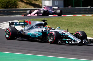 Lewis Hamilton batalló con su monoplaza y saldrá en la cuarta posición en el Gran Premio de Hungría. (AP)