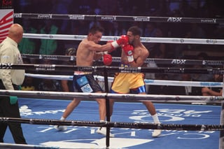 El boxeador lagunero Cristian Mijares derrotó ayer al venezolano Rafael Hernández en Durango. 