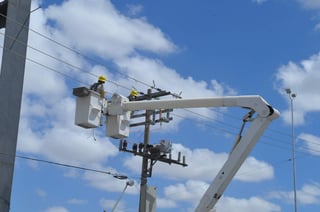 Resulta muy complicado para las empresas contar con su propia planta de luz para contrarrestar las suspensiones en el servicio de la CFE. (ARCHIVO)