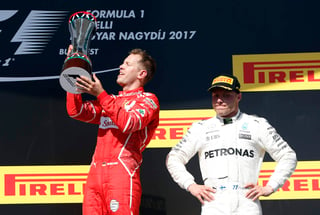 Sebastian Vettel ganó el Gran Premio de Hungría y aumentó la ventaja sobre Lewis Hamilton en el campeonato de pilotos. (AP)