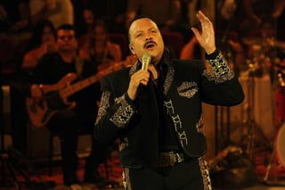 Concierto. Pepe Aguilar complació a sus fanáticos con su gran repertorio de éxitos; sus hijos lo acompañaron en el escenario. (RAMÓN SOTOMAYOR)