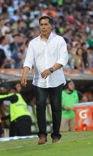 El árbitro del partido expulsó al técnico José Manuel de la Torre. (Fotografía de Jesús Galindo)
