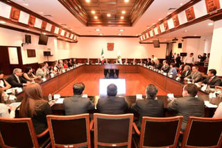 La reunión se realizó de forma privada en el Palacio de Gobierno. Al concluir Moreira y Riquelme dieron un mensaje público en el salón Gobernadores. (ESPECIAL)
