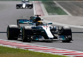 Lewis Hamilton se dejó rebasar por su coequipero Valtteri Bottas en la vuelta final del Gran Premio de Hungría. (AP)