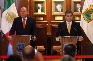 Proceso. Al concluir el encuentro, Moreira y Riquelme dieron un mensaje público en el salón Gobernadores.