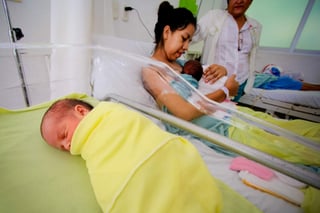 En México sólo dos de cada diez mamás amamantan a sus bebés. (ARCHIVO)