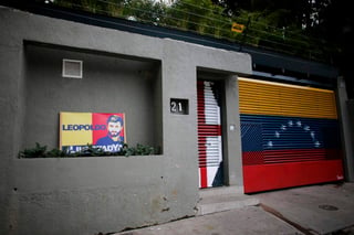 El Tribunal Supremo de Justicia de Venezuela justificó la orden de trasladarlos nuevamente a prisión en supuestas informaciones que indicaban que ambos tenían planes de fuga que obligaron a revocar el arresto domiciliario. (AP)