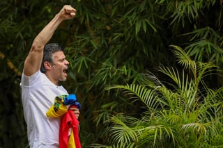 'Vale la pena luchar por Venezuela, no decaigamos en nuestra lucha, no nos rindamos nunca, no nos cansemos de querer una mejor Venezuela', dijo López. (ARCHIVO)