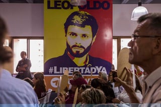 Los líderes opositores venezolanos fueron puestos nuevamente en una prisión este martes, en una acción que el Tribunal Supremo justificó debido a supuestas informaciones de que planeaban fugarse y evadir su arresto domiciliario. (EFE)