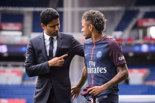 Neymar Jr (d) y el presidente del París Saint-Germain, Nasser al Khelaifi, posan para los fotógrafos durante la presentación del jugador. (EFE)
