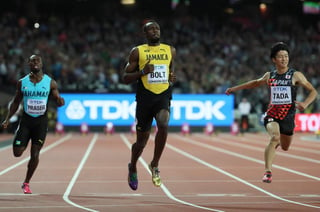 Pese a tener una mala salida, Usain Bolt finalizó en el primer lugar de su heat eliminatorio. (EFE)