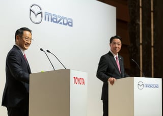 Proyecto. Akio Toyoda (i), y el consejero delegado de Mazda Motor, Masamichi Koga.