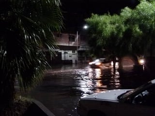 Afectaciones. Calles y colonias inundadas y encharcadas dejó la lluvia registrada anoche.  (EL SIGLO DE TORREÓN)