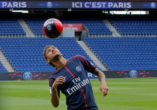 El jugador brasileño Neymar jr. fue presentado ayer en la cancha del París Saint Germain, de la liga de Francia . (Fotografías de AP)