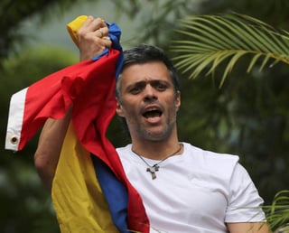 'Acaban de trasladar a Leopoldo a la casa. Seguimos con más convicción y firmeza para lograr la paz y la libertad de Venezuela!', escribió Lilian Tintori, esposa del fundador del partido político Voluntad Popular en la red social Twitter. (ARCHIVO)