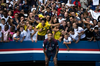 Ante un estadio repleto, Neymar Jr. fue presentado ayer a los aficionados del PSG. (AP)