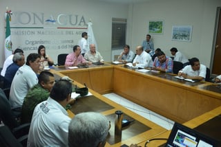 Reunión de los asistentes a la junta de Conagua. (EL SIGLO DE TORREÓN/FERNANDO COMPEÁN)