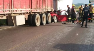 El accidente ocurrió a la altura del kilómetro 209 de la carretera a Durango. (ESPECIAL)