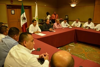 Zamora presidió la reunión de coordinación con alcaldes de la Comarca Lagunera y directores de Protección Civil para establecer las acciones de reforzamiento en los puntos bajos de las márgenes del río Nazas que deben realizar las autoridades municipales. (FERNANDO COMPEÁN)
