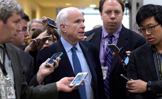 'Los grandes líderes que he conocido, no amenazan a no ser que estén listos para actuar y no estoy seguro de que el presidente Trump esté listo para actuar', dijo McCain. (ARCHIVO)