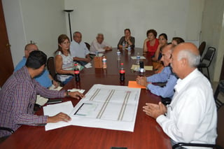 Reunión. Una comisión de vecinos de la avenida Sarabia se reunió con autoridades de Obras Públicas y Secretaría del Ayuntamiento. (EL SIGLO DE TORREÓN)