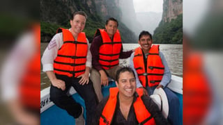 Visita. En la foto, Enrique Peña Nieto está acompañado de Manuel Velazco, Julión Álvarez y de un guía de turistas en Chiapas. (ESPECIAL)