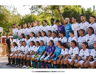 Por primera vez en la historia, el equipo femenil del Santos Laguna se tomó una fotografía oficial. Día de foto oficial en equipo albiverde