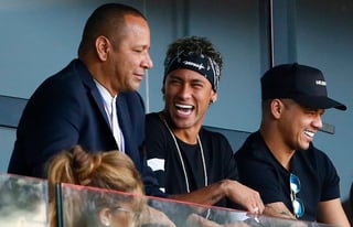 El delantero brasileño del PSG Neymar jr en las tribunas del Parque de los Príncipes, en París. (Fotografía de AP)