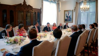 Posición. El Presidente Enrique Peña Nieto dialogó la noche del viernes en Los Pinos con líderes nacionales del PRI.