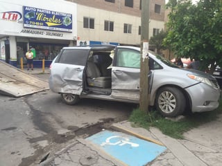 Percance. Únicamente daños de consideración arrojó como resultado el choque de dos vehículos en Escobedo y calle 12.