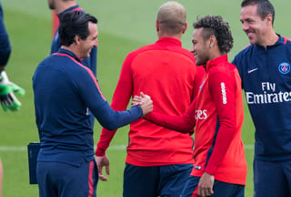 Unai Emery estrecha la mano del brasileño Neymar durante un entrenamiento. 
