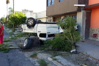 Volcadura. Camioneta de valores y Hilux se impactan en Torreón, la unidad particular terminó volcada. (EL SIGLO DE TORREÓN)