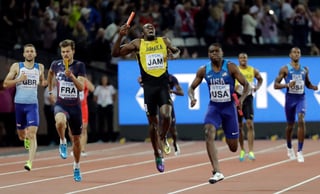 Usain Bolt, en su última carrera, se lesiona y no logra terminar los 4x100. (AP)