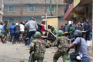 Operativo. Fuerzas de seguridad se enfrentaron a protestantes contra la reelección de Kenyatta. 