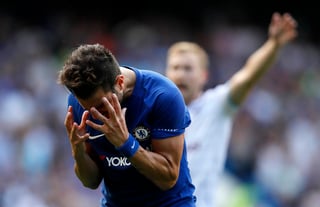 Cesc Fábregas lamenta su expulsión en el partido de ayer. Pierde campeón Chelsea en Inglaterra