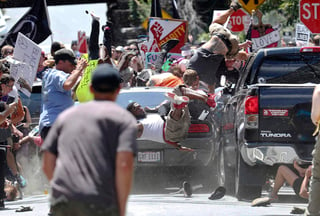 Sin piedad. Un vehículo irrumpió ayer contra un grupo de personas que se manifestaban en contra de la marcha supremacista ‘Unir a la derecha’ en Charlottesville, Virginia. El incidente dejó un muerto y más de 20 heridos. (AP)