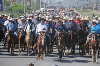 Participan. En la celebración del 328 aniversario de la fundación de Monclova, participaron más de 900 cabalgantes. 