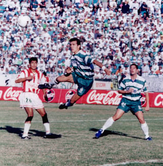 El ariete es el máximo goleador histórico de Santos Laguna, donde marcó 205 goles.
