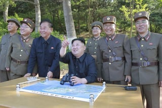 Kim Jong-un instruyó al Ejército a mantenerse 'en todo momento' listo para atacar y que advirtió a Estados Unidos que debe tomar la 'decisión correcta' con el fin de evitar un conflicto entre las dos naciones. (ARCHIVO)
