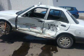 Choque. Se impactan auto y taxi en Gómez Palacio, pasajera y conductores están lesionados. (EL SIGLO DE TORREÓN)