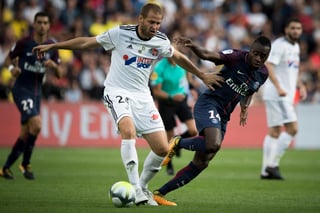 Blaise, además de ser seleccionado nacional por Francia jugo 236 partidos para el Paris Saint Germain anotando 25 goles y repartió 23 asistencias.