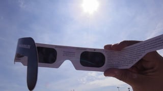 Es por eso que hizo un llamado a la ciudadanía para no ver directamente el eclipse. Si no se lo quieren perder, sugiere utilizar gafas especiales y si no cuentan con ellas, pueden emplearon par de radiografías, o bien protectores similares a los que usan los soldadores. (IVÁN CORPUS)
