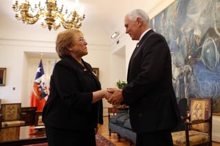 Diálogo. La presidenta de Chile Michelle Bachelet, saluda al vicepresidente de Estados Unidos, Mike Pence. (EFE)